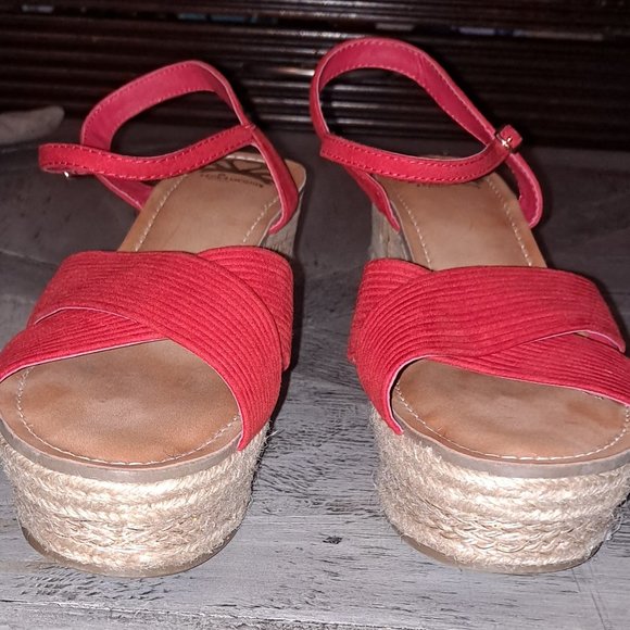 Fergalicious red strap sandals - Picture 5 of 6